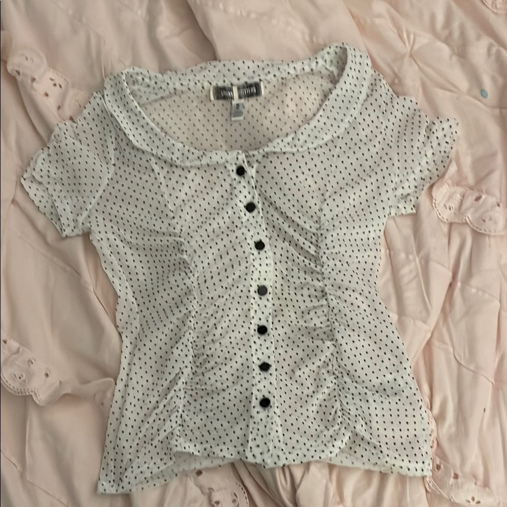 Urban Outfitters Black and White Button-Down Shirt.
Slightly worn.
Quite sheer.
